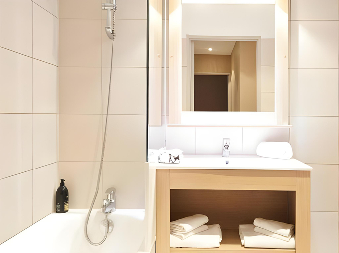 Bathroom 3, Comfort Aparthotel Marseille Prado, Bouches-du-Rhône