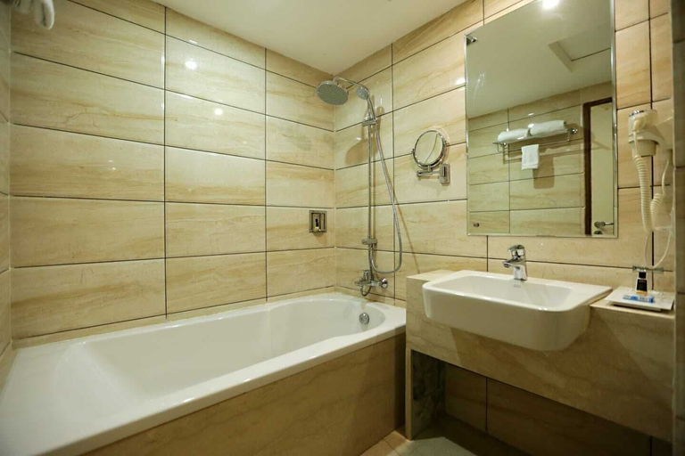 Bathroom 3, Hotel Vivanta Residency Delhi Airport, Delhi