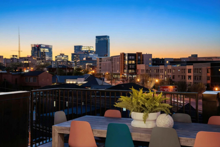 Room 2, Bright Side - Penthouse Rooftop Deck - Downtown Views, Davidson