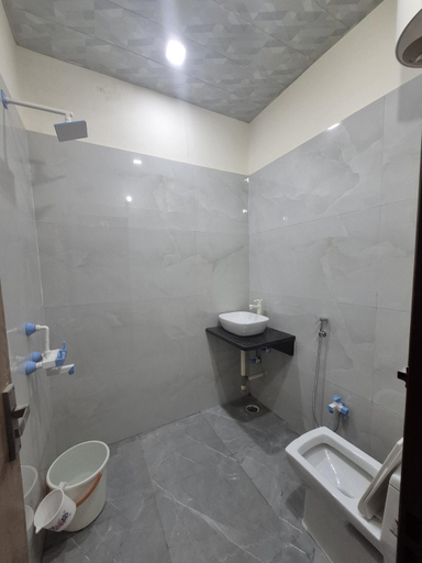 Bathroom 4, Taj Street Hostel, Agra