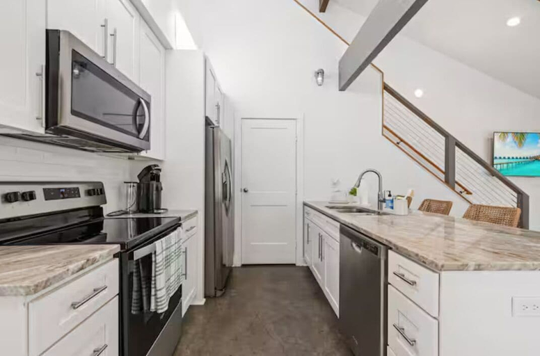 Private kitchen 2, Oaks Cottages Modern 2BR Retreat, Lafayette