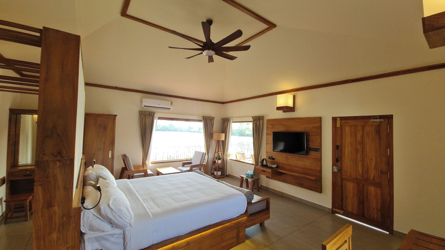 Room 5, Kaayal Luxury Villa Varkala Private Lakefront Retreat, Thiruvananthapuram