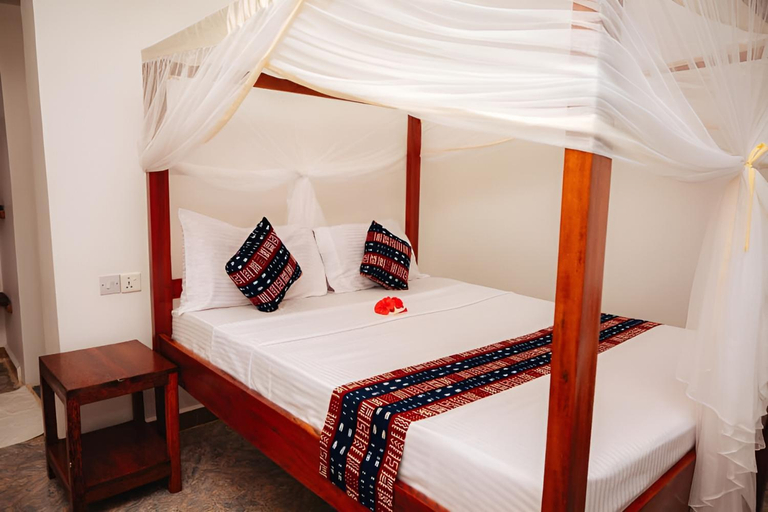 Bedroom 2, Karibu House, Kusini