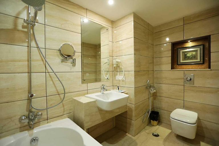 Bathroom 5, Hotel Vivanta Residency Delhi Airport, Delhi