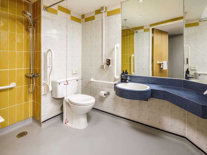 Bathroom 5, ibis Styles Birmingham Centre, Birmingham