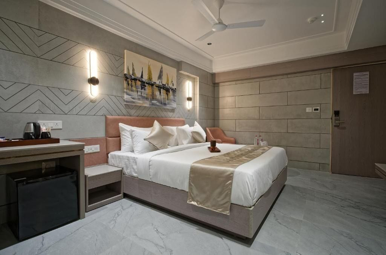 Bedroom 3, Hotel Golden Plaza, Ahmadabad