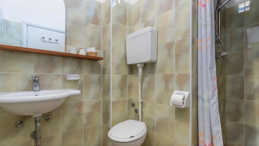 Bathroom 3, Hotel Canasta, Rimini