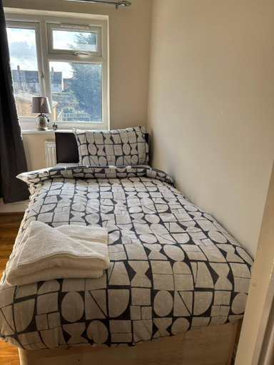 Bedroom 2, Large Cozy 5-Bed House in a Quiet Dagenham Area, London