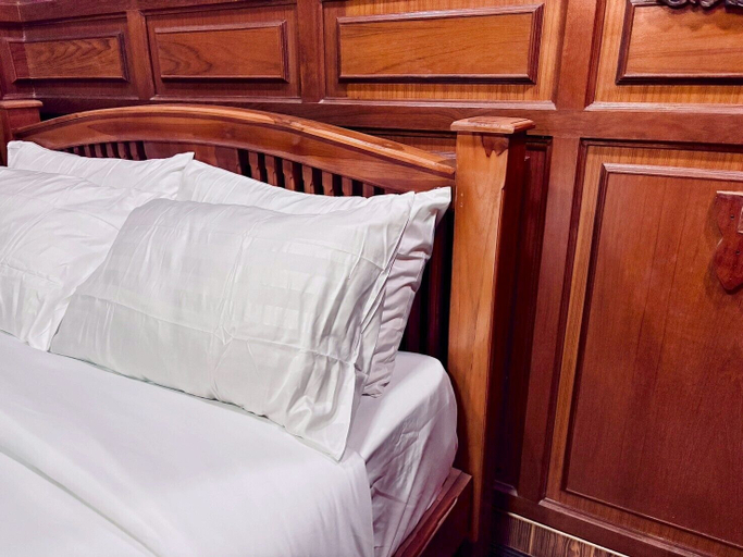 Room 3, Sukhum Ban Songthai, Sathorn