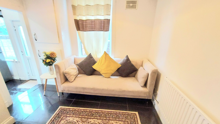 Living area 3, 5Br House-sleeps12-garden-familyfriendly, Medway