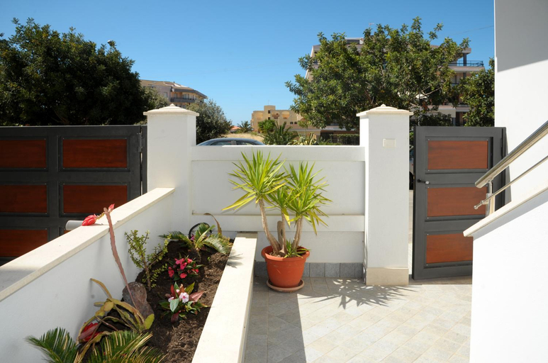 Others 5, Alkira Lodge, Sassari