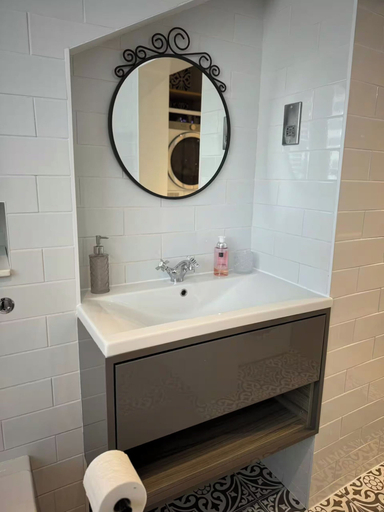Bathroom 5, House - Sleeps 6 - Private Garden & Parking, Wokingham