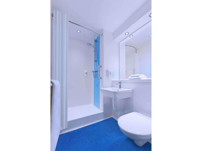 Bathroom 3, Travelodge Holyhead, Gwynedd