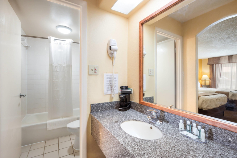 Bathroom 5, Quality Inn White Springs Suwanee, Suwannee