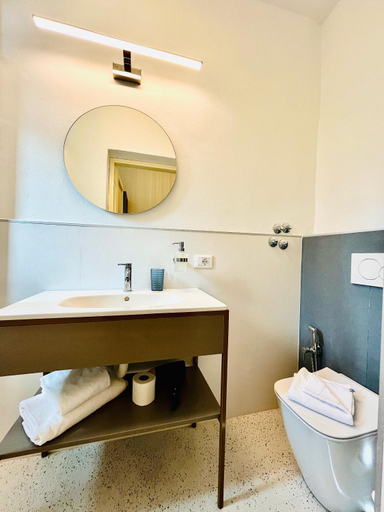 Bathroom 4, Duca D'Aosta, Florence