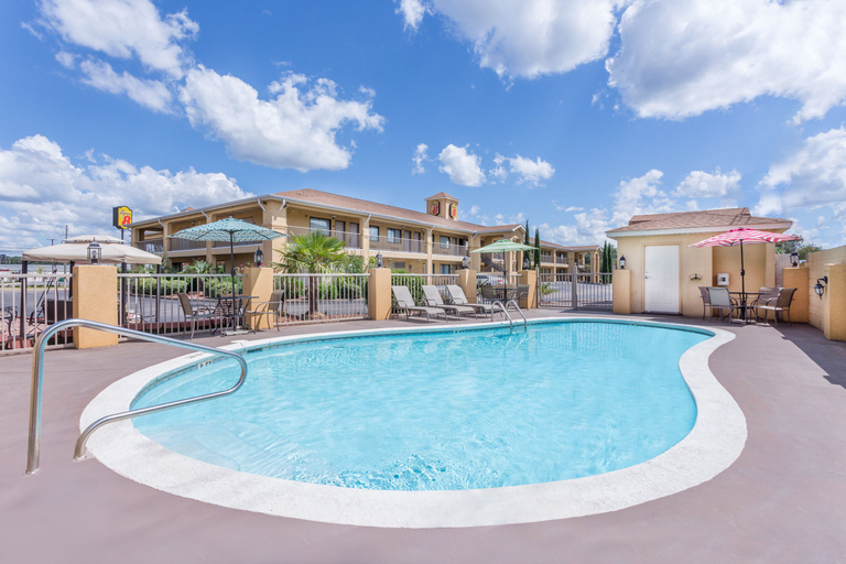 Sport & Beauty, Super 8 by Wyndham Prattville Montgomery, Autauga