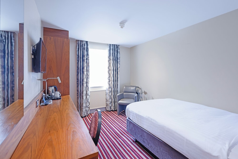 Bedroom 3, Gloucester Robinswood Hotel By Sunday, Gloucestershire