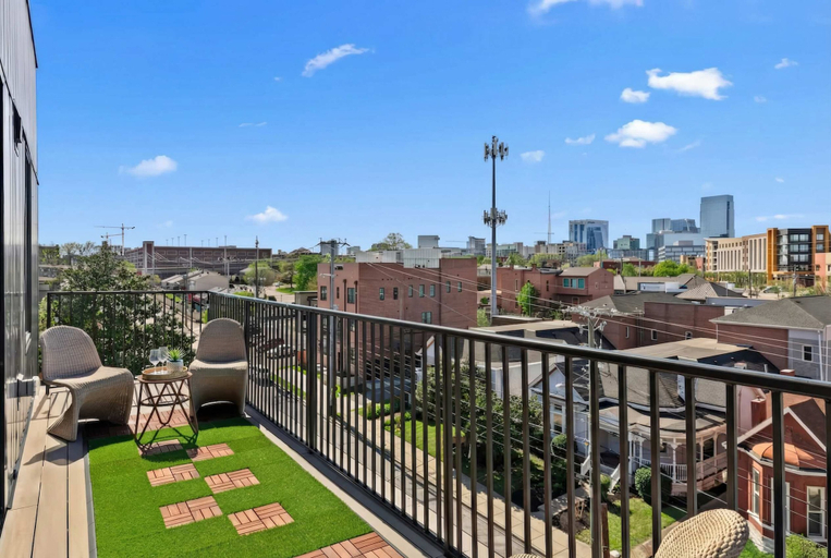 Room 4, Rooftop Deck Skyline Views Downtown Penthouse, Davidson