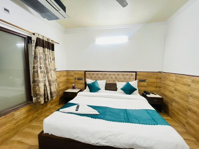 Room 4, Roomshala Vasant Villas- ILBS Hospital, Delhi