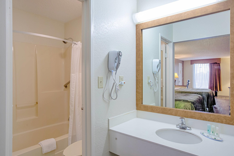Bathroom 5, Quality Inn & Suites Live Oak I-10 Exit 283, Suwannee