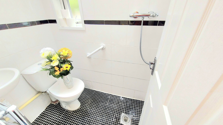 Bathroom 2, 5Br House-sleeps12-garden-familyfriendly, Medway