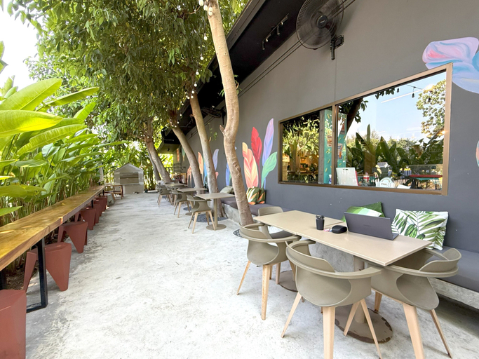 Food & Drinks 4, Apple House, Phuket Island