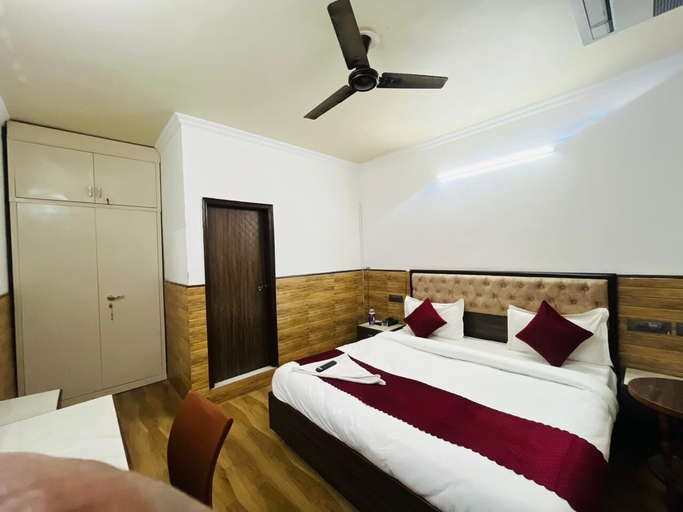 Room 2, Roomshala Vasant Villas- ILBS Hospital, Delhi