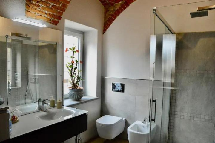 Bathroom 3, Casa da Charlie, Cuneo