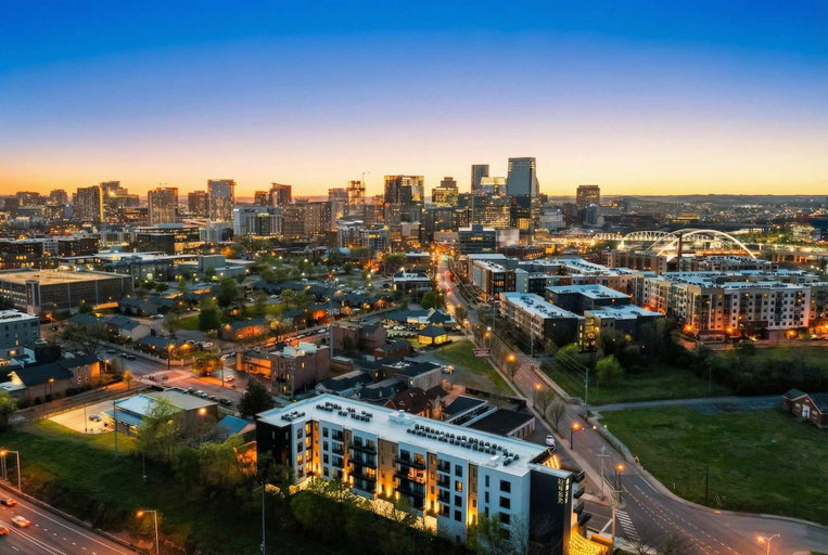 Room 4, Bright Side - Penthouse Rooftop Deck - Downtown Views, Davidson