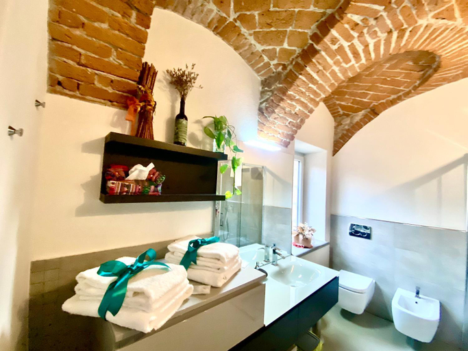 Bathroom 2, Casa da Charlie, Cuneo