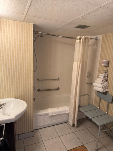 Bathroom 4, Days Inn & Conference Center by Wyndham Bridgewater, Lunenburg