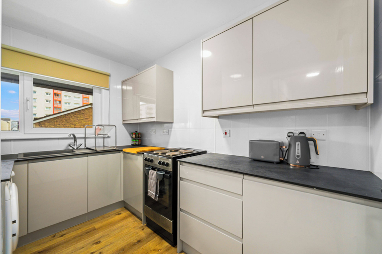 Others 5, Airy Home with Free Parking in Glasgow, Glasgow