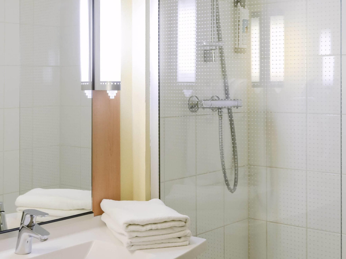 Bathroom 4, ibis Nevers, Nièvre