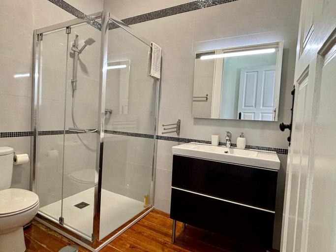 Bathroom 3, Pombeiro Apartments, Porto