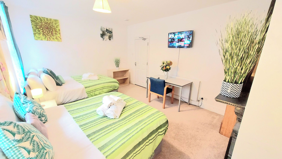 Room 5, 5Br House-sleeps12-garden-familyfriendly, Medway