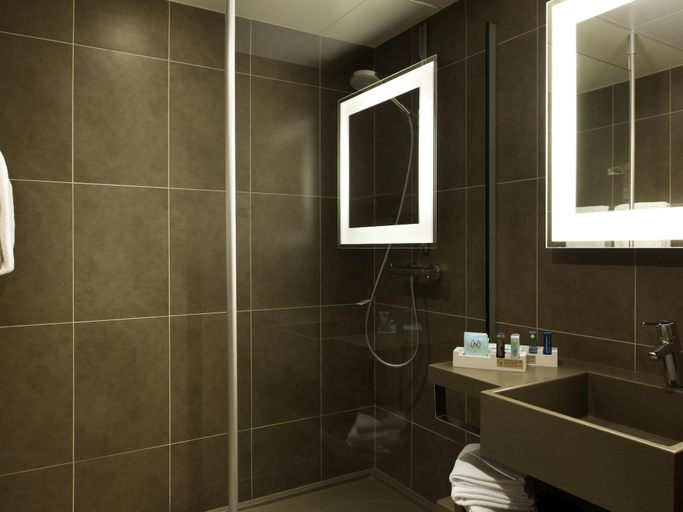 Bathroom 4, Novotel Ipswich, Suffolk