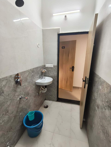 Bathroom 2, Hotel The Skyluxe, Agra