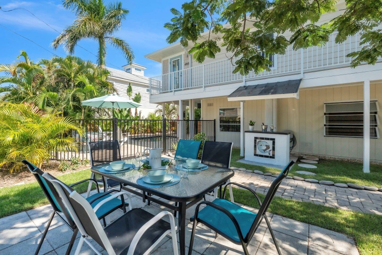 Outdoor dining 5, Nautical Nest 2 Bedroom Home, Manatee