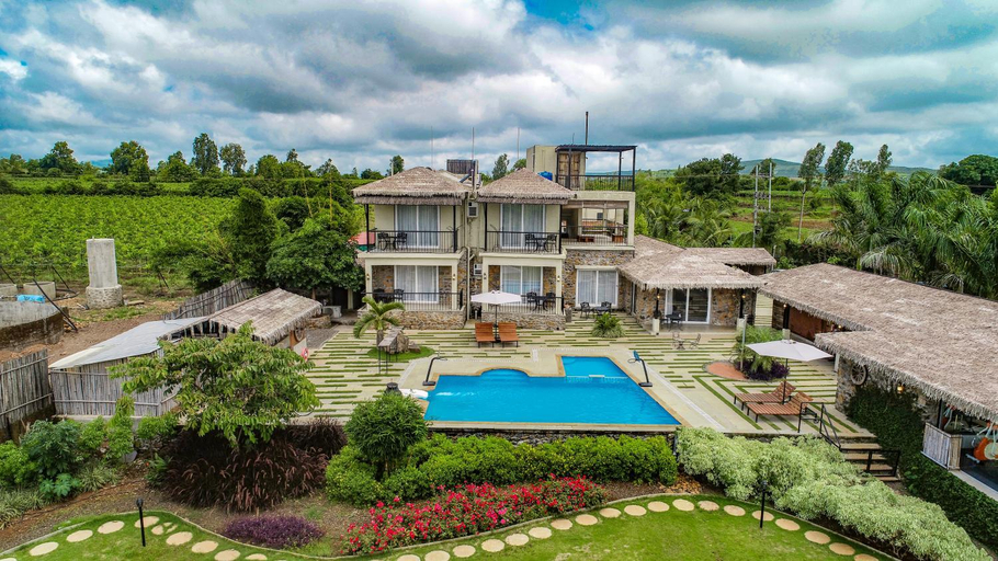 Exterior & Views