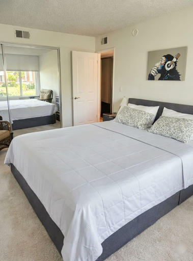 Room 5, Holistay Modern 1BR, Orange