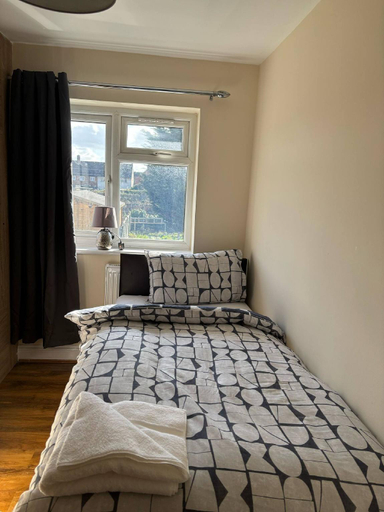 3, Large Cozy 5-Bed House in a Quiet Dagenham Area, London