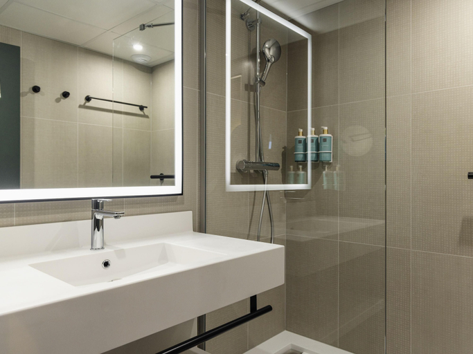 Bathroom 5, Novotel Paris Suresnes Longchamp, Hauts-de-Seine