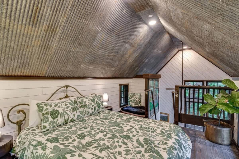 Bedroom 2, Treetop Hideaways: Wood Lily Treehouse in Chattanooga, Hamilton
