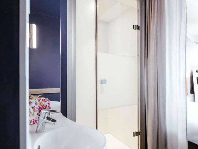 Bathroom 4, ibis budget Luxembourg Aéroport, Luxembourg