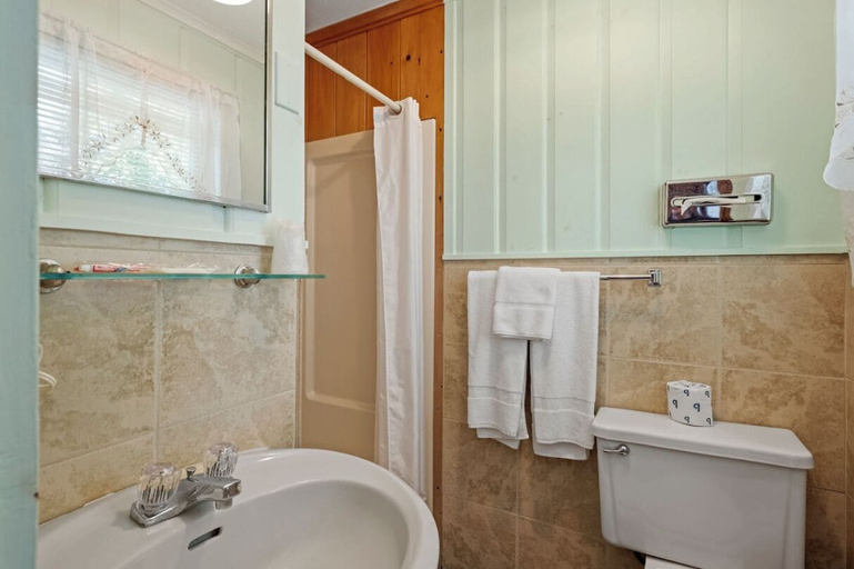 Bathroom, Littleton Motel, Grafton