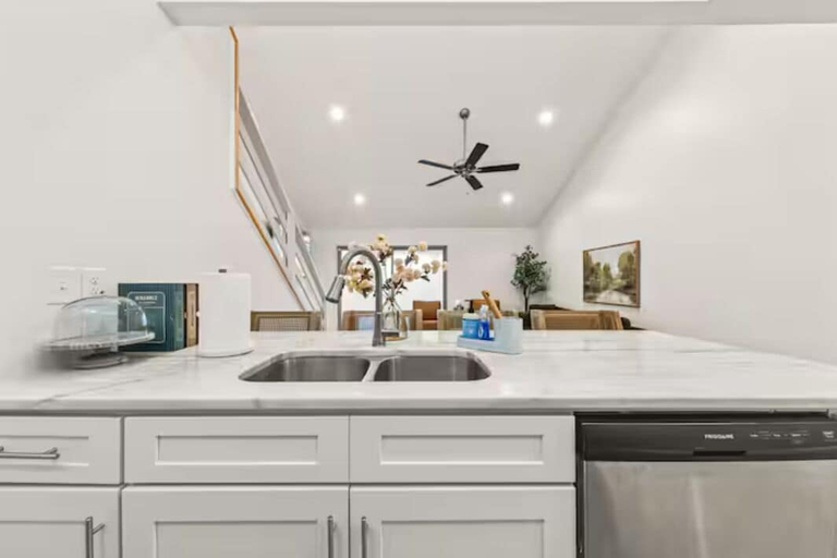 Private kitchen 4, Oaks Cottages Modern 2BR Retreat, Lafayette
