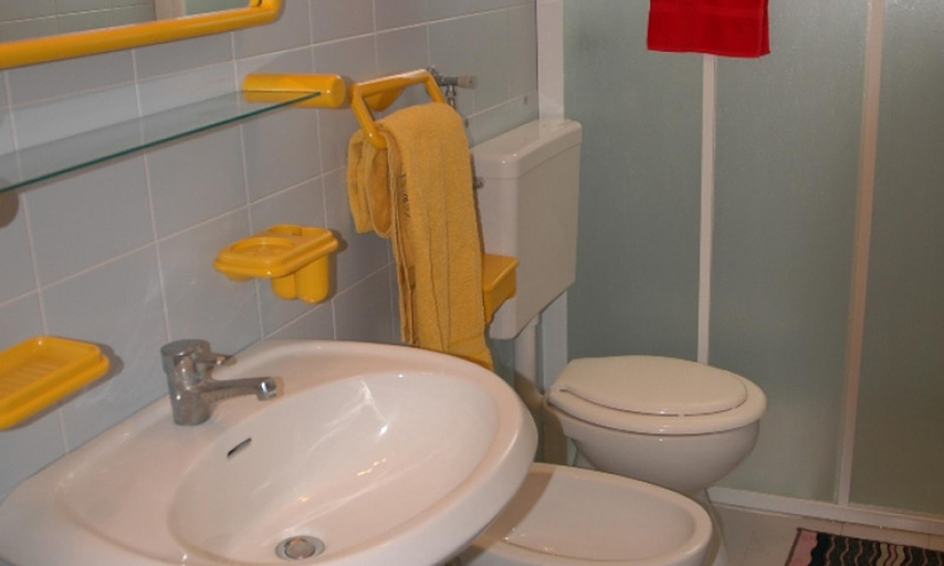 Bathroom 3, Beautiful apartment with balcony near the beach, Udine