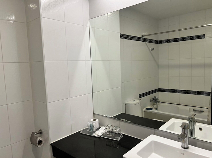 Bathroom 4, Crystal Suites Suvarnabhumi Airport, Lat Krabang