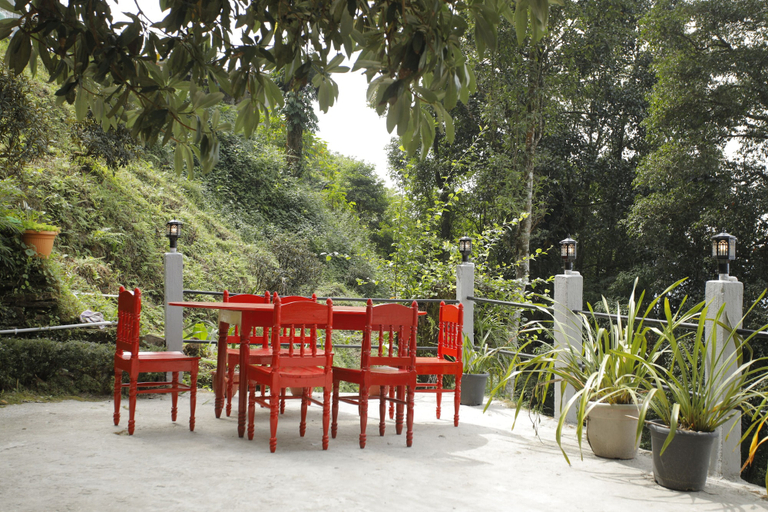 Outdoor dining, Latitudee Boutique Rooms, Darjiling