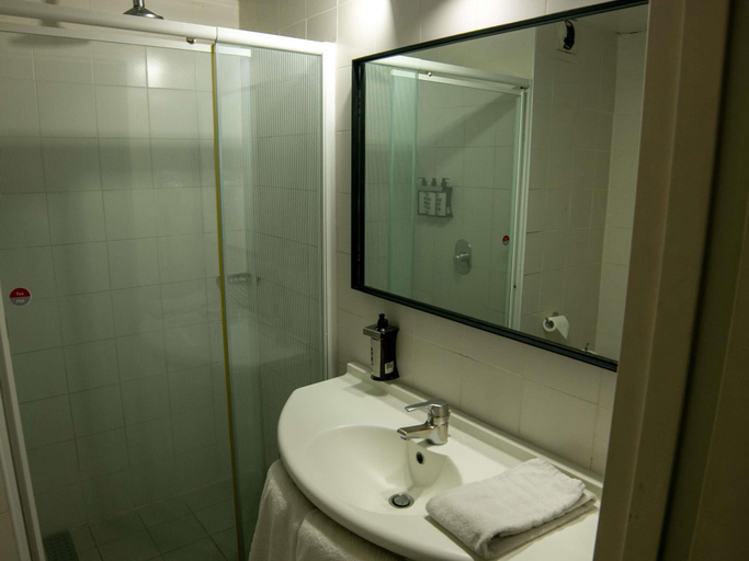 Bathroom 5, ibis Mendoza Hotel, Guaymallén